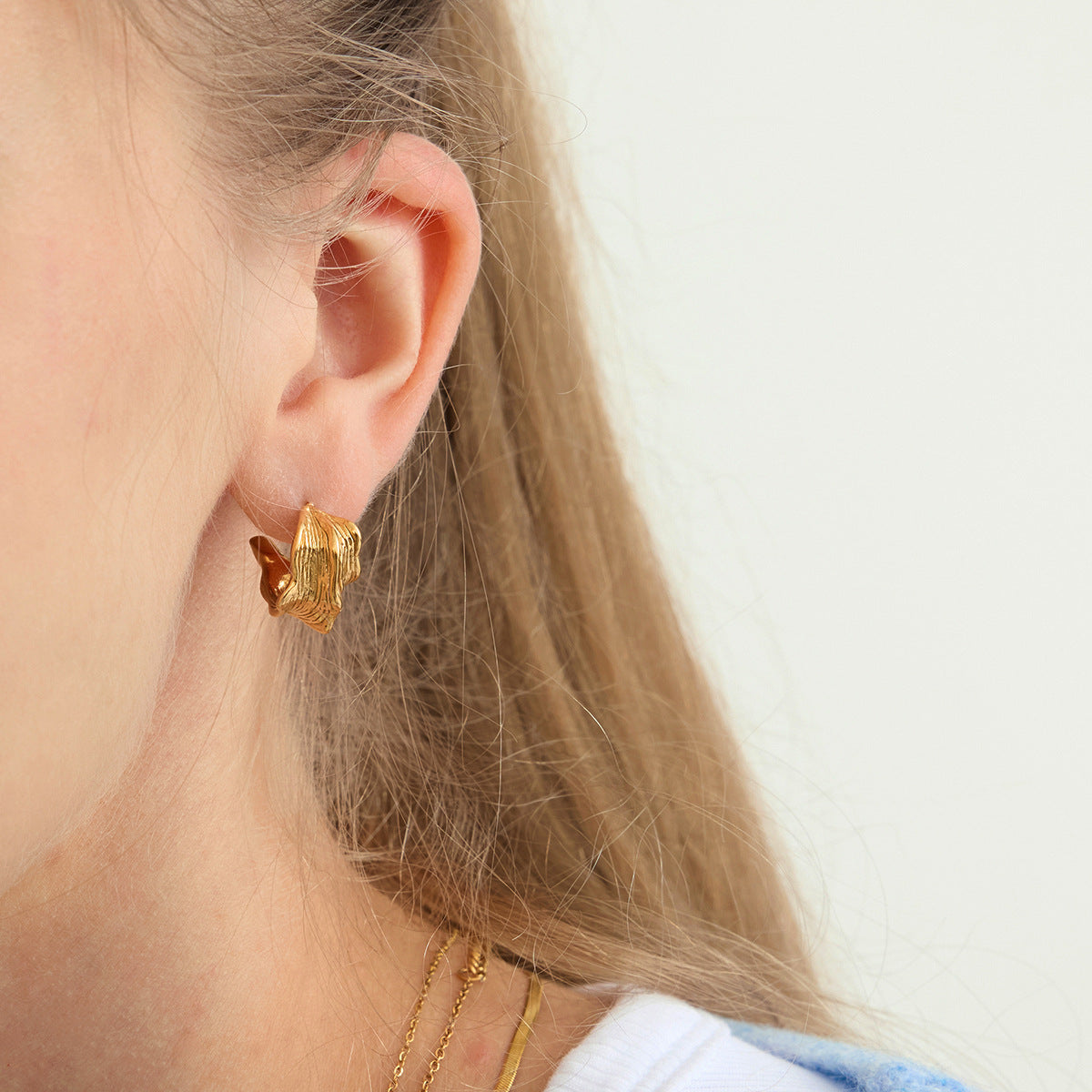 Classic 18K Gold Wave Hoop Earrings – Stainless Steel C-Shape Geometric Luxury Jewelry for Women