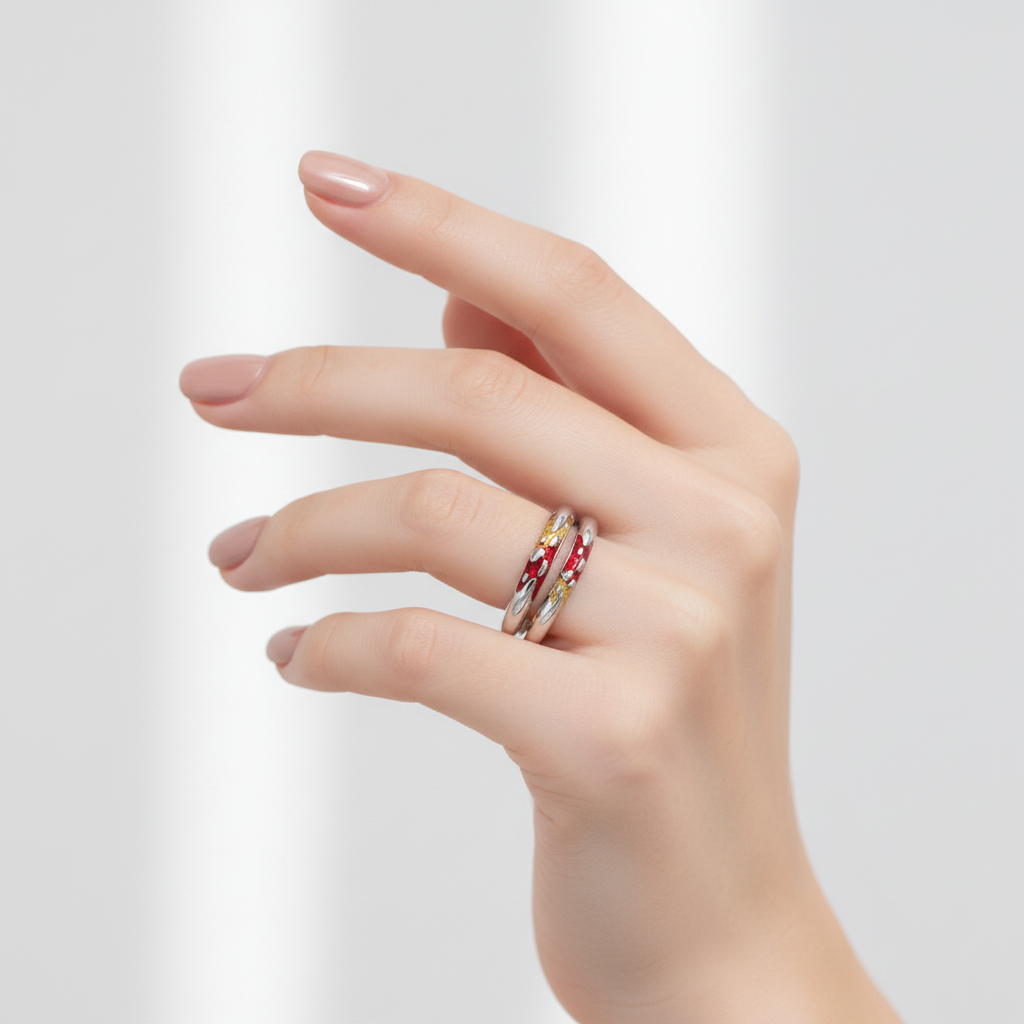 Modelo feminina usando o Simple Gold & Stone Couple Ring