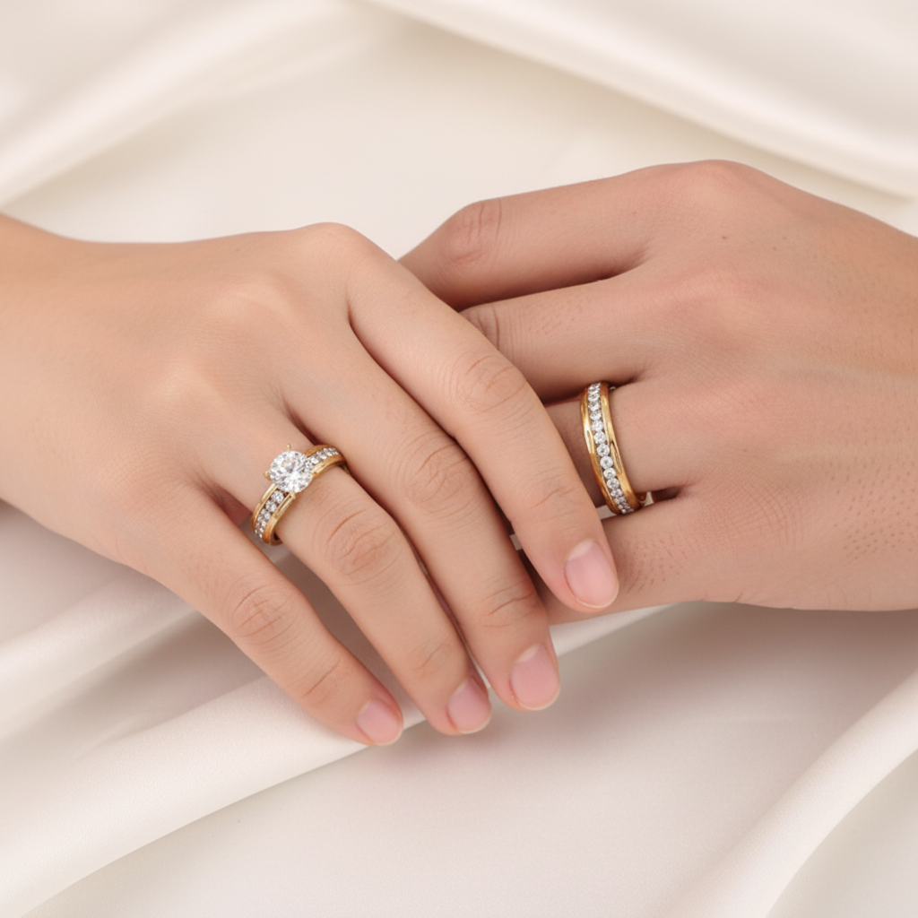 Mãos do casal usando o Gold Zircon Wedding & Engagement Ring Set