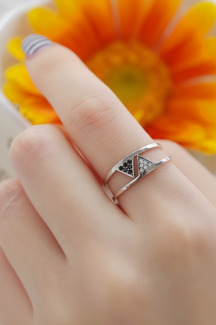 Modelo ruiva com coque usando o 925 Sterling Silver Open Ring