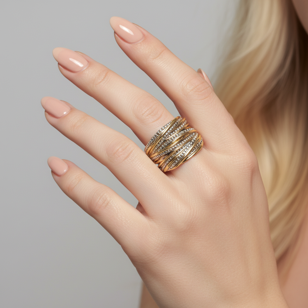 Close-up modelo loira usando o Retro Double Texture Ring