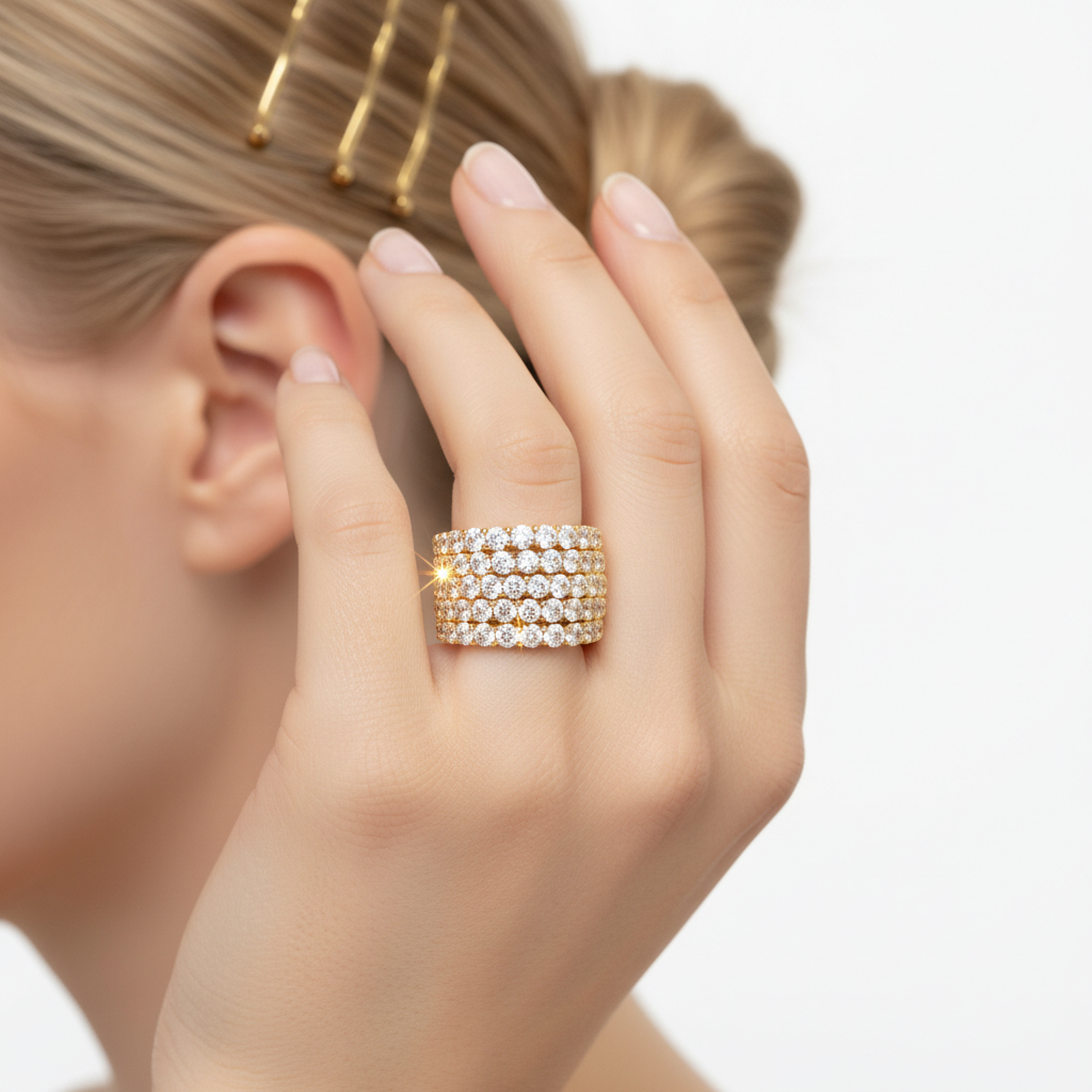 Modelo loira com coque usando o Five-Row Zircon Pavé Band Ring dourado